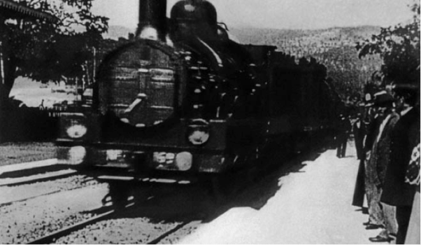 Still from L’arrivée en gare de la Ciotat (Lumiére Brothers, 1895)